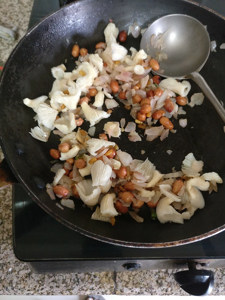 Scrambled eggs with mushrooms (from my farm, of course)